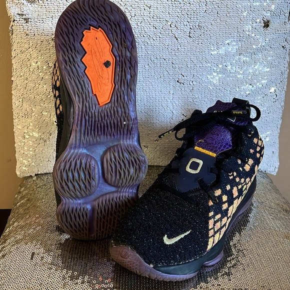 NIKE BIG KIDS LEBRON WITNESS SIZE 3. GENTLY WORN. GREAT CONDITION - Picture 2 of 2